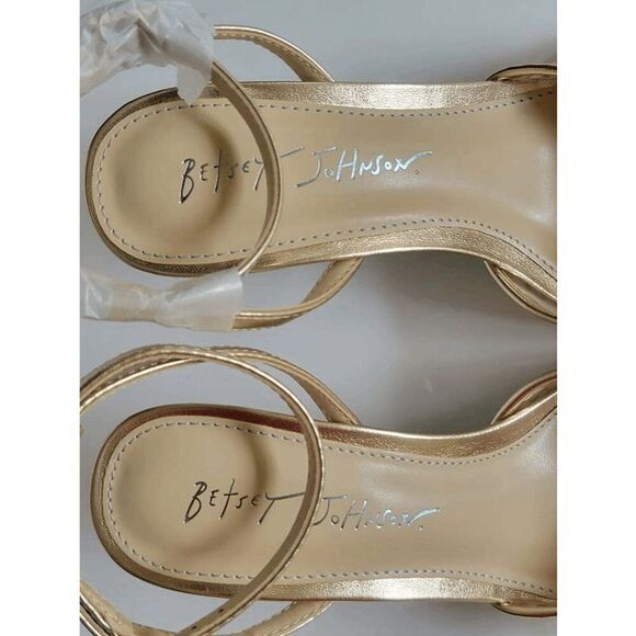 ✨ BETSEY JOHNSON Carli Gold Flower Ornament Pumps MSRP $139 SIZE 6,5 NEW IN BOX - Picture 13 of 17